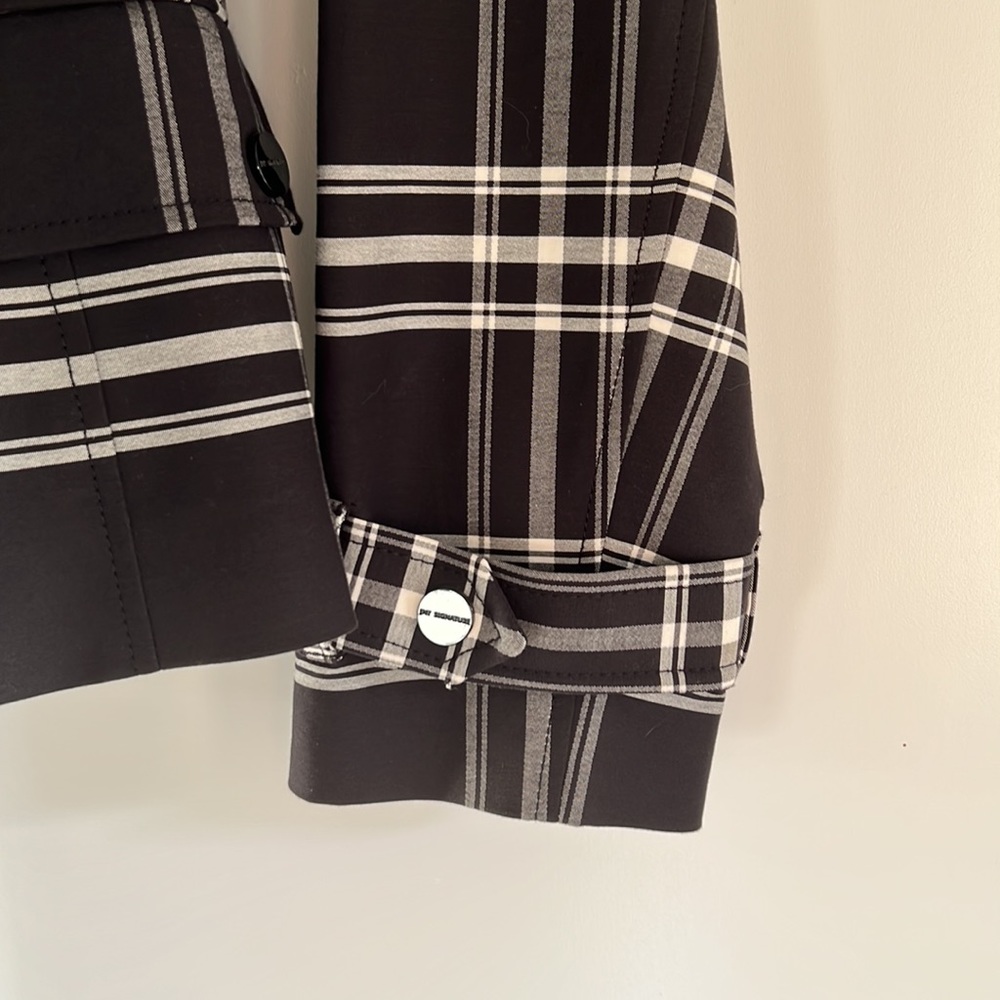 Jones New York stretch raincoat short trench. B&W plaid. - Picture 6 of 9